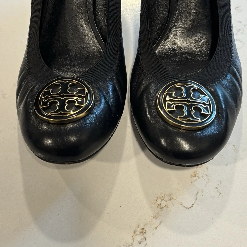 Tory Burch Caroline Black Patent Leather Pump Gold Logo 10.5 EUC